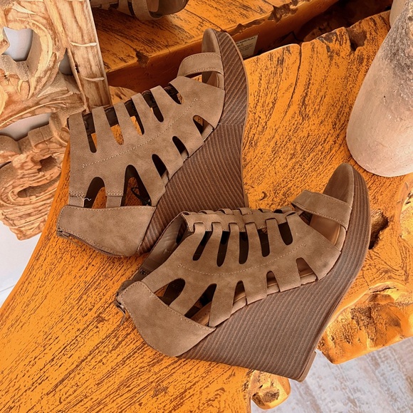 JASMINE WEDGE PLATFORM HEELS ✨ - Picture 3 of 7